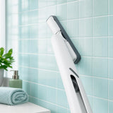 Limpiando los azulejos del baño
